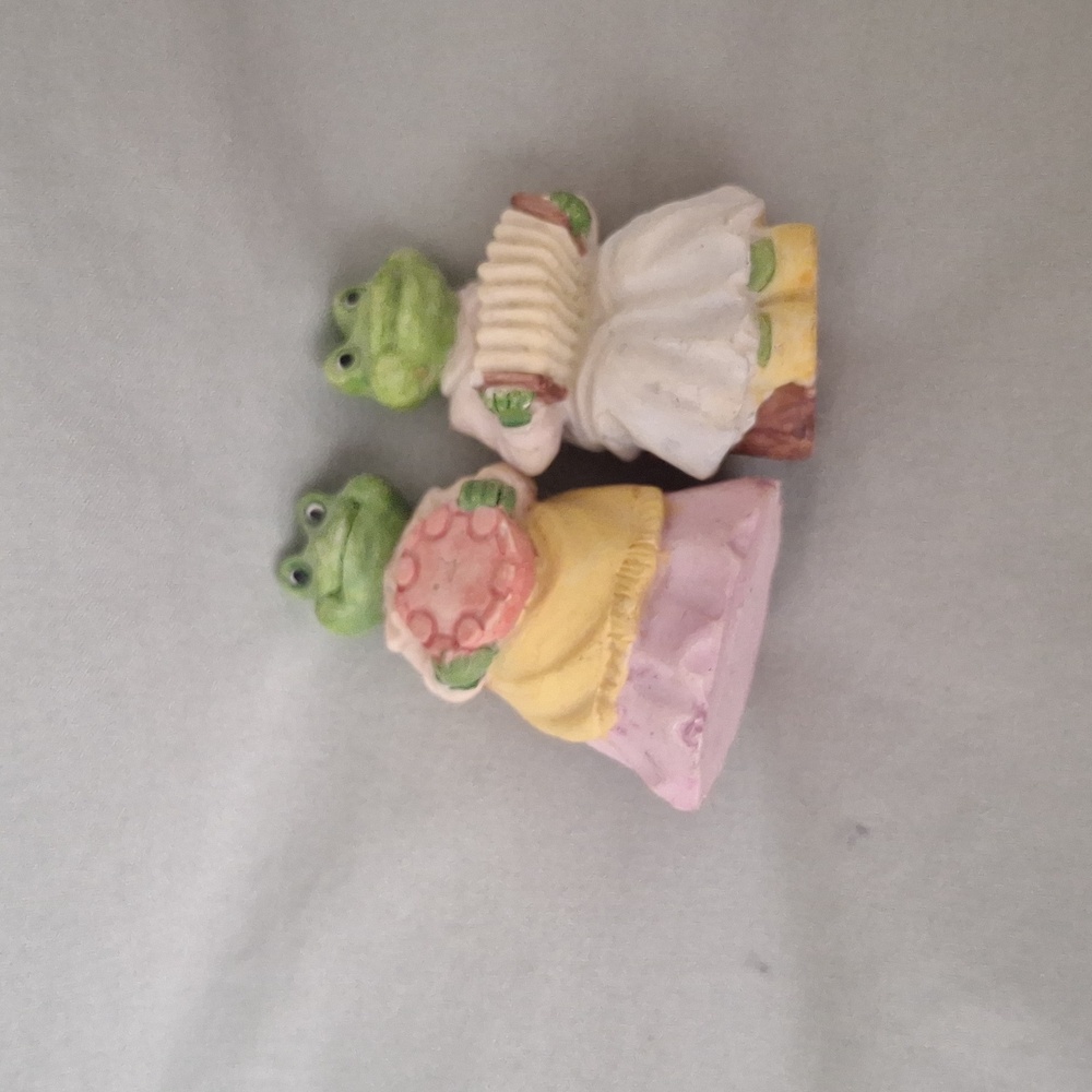 Two frog figurines